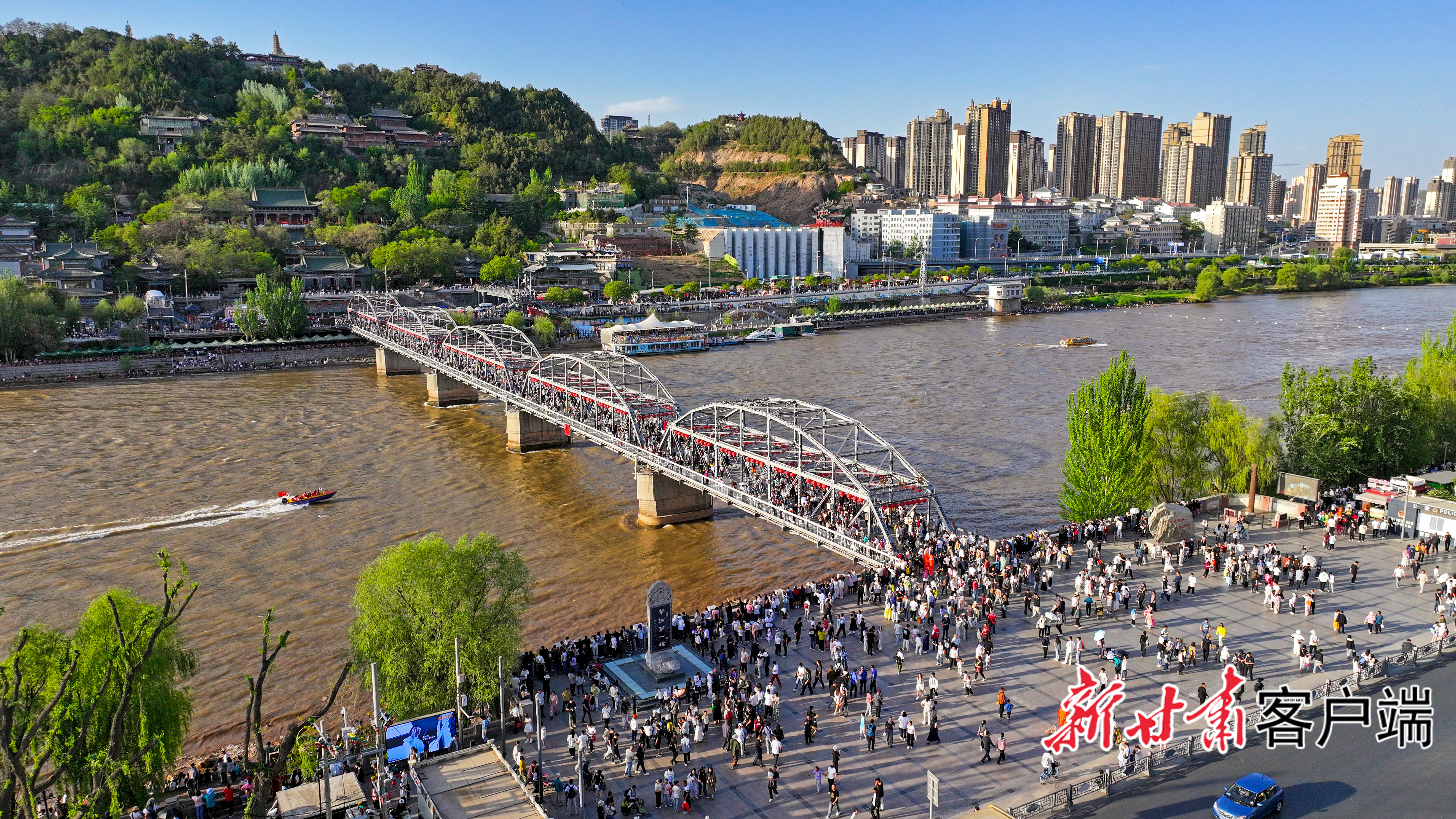 今年五一假期，兰州中山桥景点游人如织。游客在“百年中山桥”打卡，乘坐游艇感受黄河风情线的魅力。新甘肃·甘肃日报记者　冯乐凯　摄（资料图）