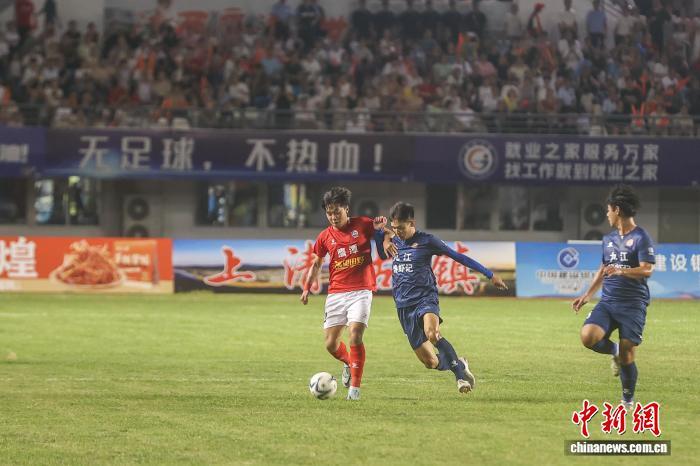 8月2日，江西鹰潭，鹰潭队球员(红衣)与九江队球员(蓝衣)在比赛中激烈拼抢。中新社记者 刘力鑫 摄