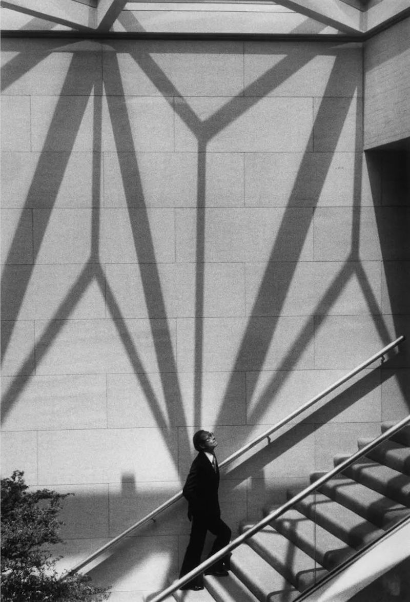 贝聿铭走在华盛顿特区国家美术馆东馆的楼梯上© Marc Riboud:Fonds Marc Riboud au MNAAG:Magnum Photos