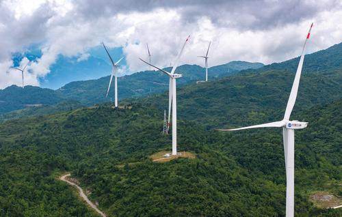 7月24日，巫山县三溪乡红花村，风机矗立在山顶。记者 万难 摄