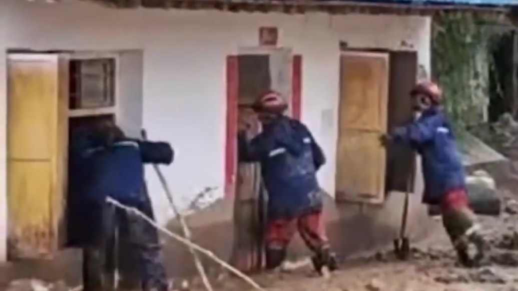 消防员在马莲滩村逐户搜寻被困者