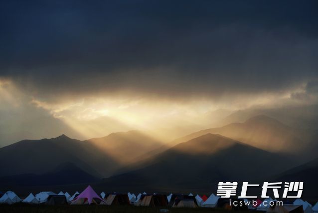 高温天气将影响交通、健康等方面,外出旅行需谨慎驾驶。