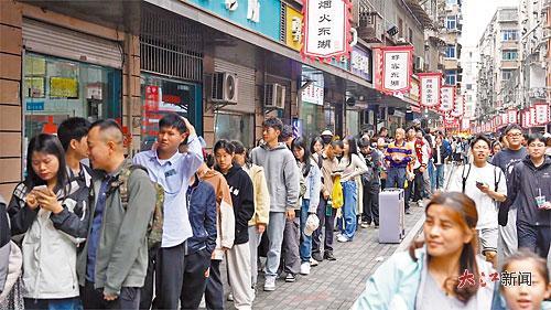 东湖区大士院的老南昌白糖糕店前排着长队。