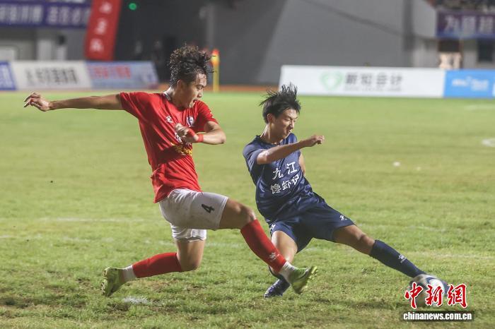 8月2日，江西鹰潭，鹰潭队球员(红衣)与九江队球员(蓝衣)在比赛中激烈拼抢。中新社记者 刘力鑫 摄