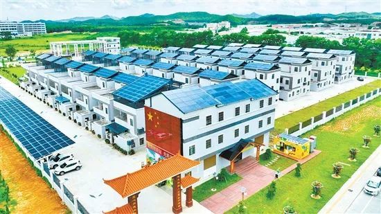 在鹤山市址山镇莲珠新村，新式农房用上光伏板做屋顶 谌磊 摄