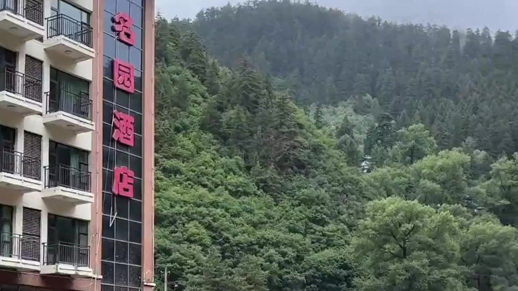 受暴洪泥石流影响　兴隆山一酒店游客工作人员撤离