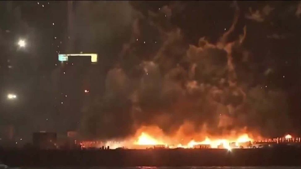 日本横滨烟花表演拖船被点燃，1人轻伤