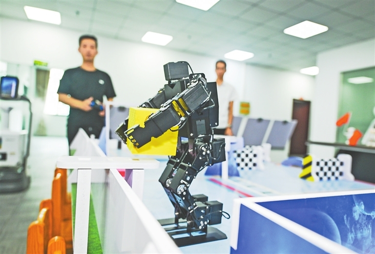 7月8日,位于鹰潭高新区的江西太空机器人科技有限公司,人形机器人自行完成搬运码垛任务。