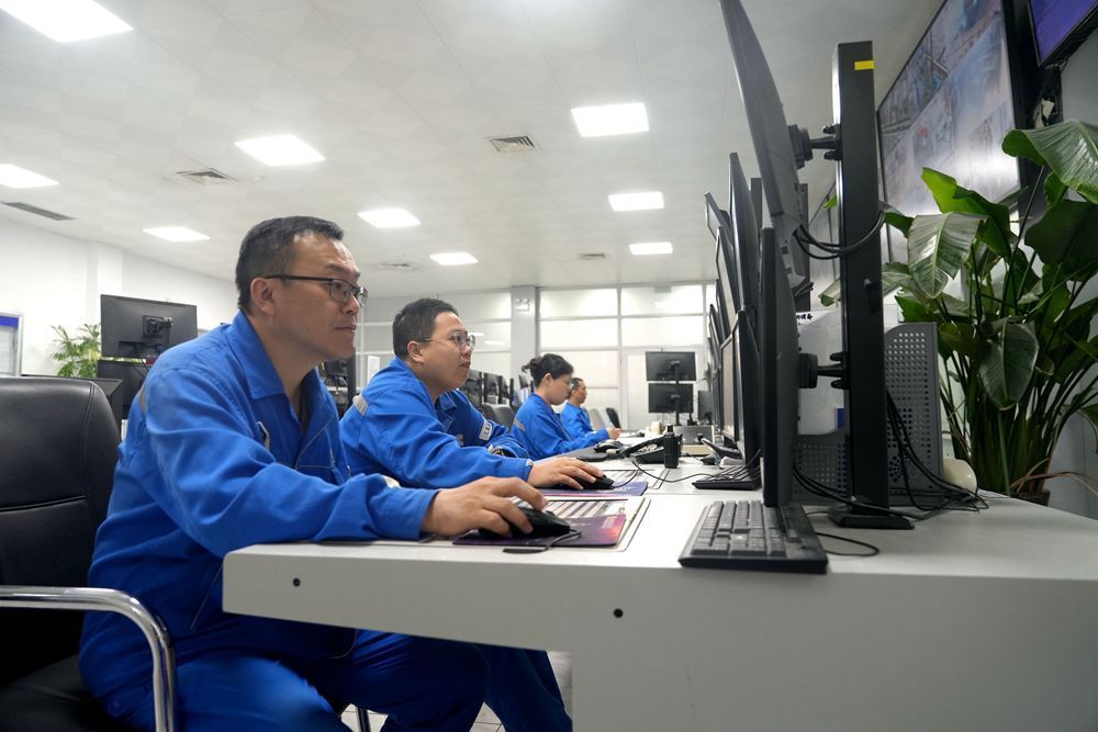 员工精细调控生产（史艳红 摄）