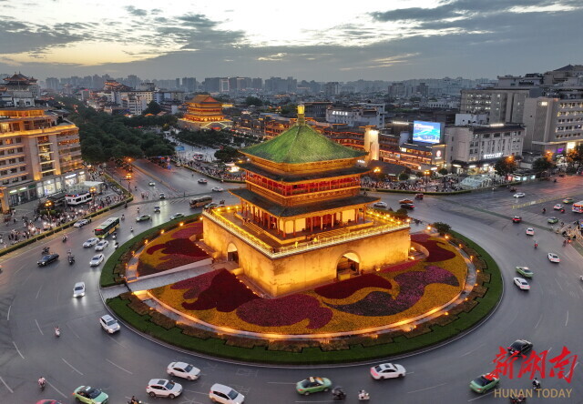 暮色中的钟楼流光溢彩。