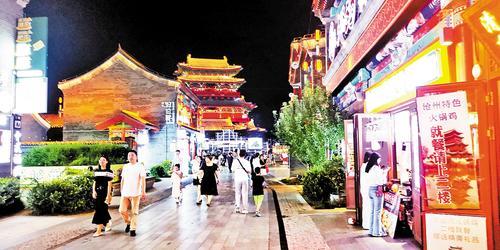 7月25日,沧州大运河畔的南川老街上,游客络绎不绝。 本报记者 戴绍志摄