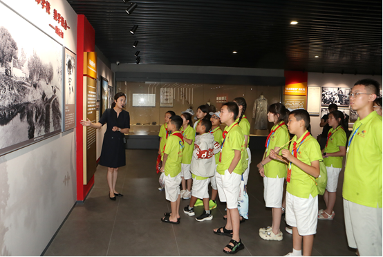 （2025年8月1日，夏令营学员参观新安旅行团历史纪念馆）
