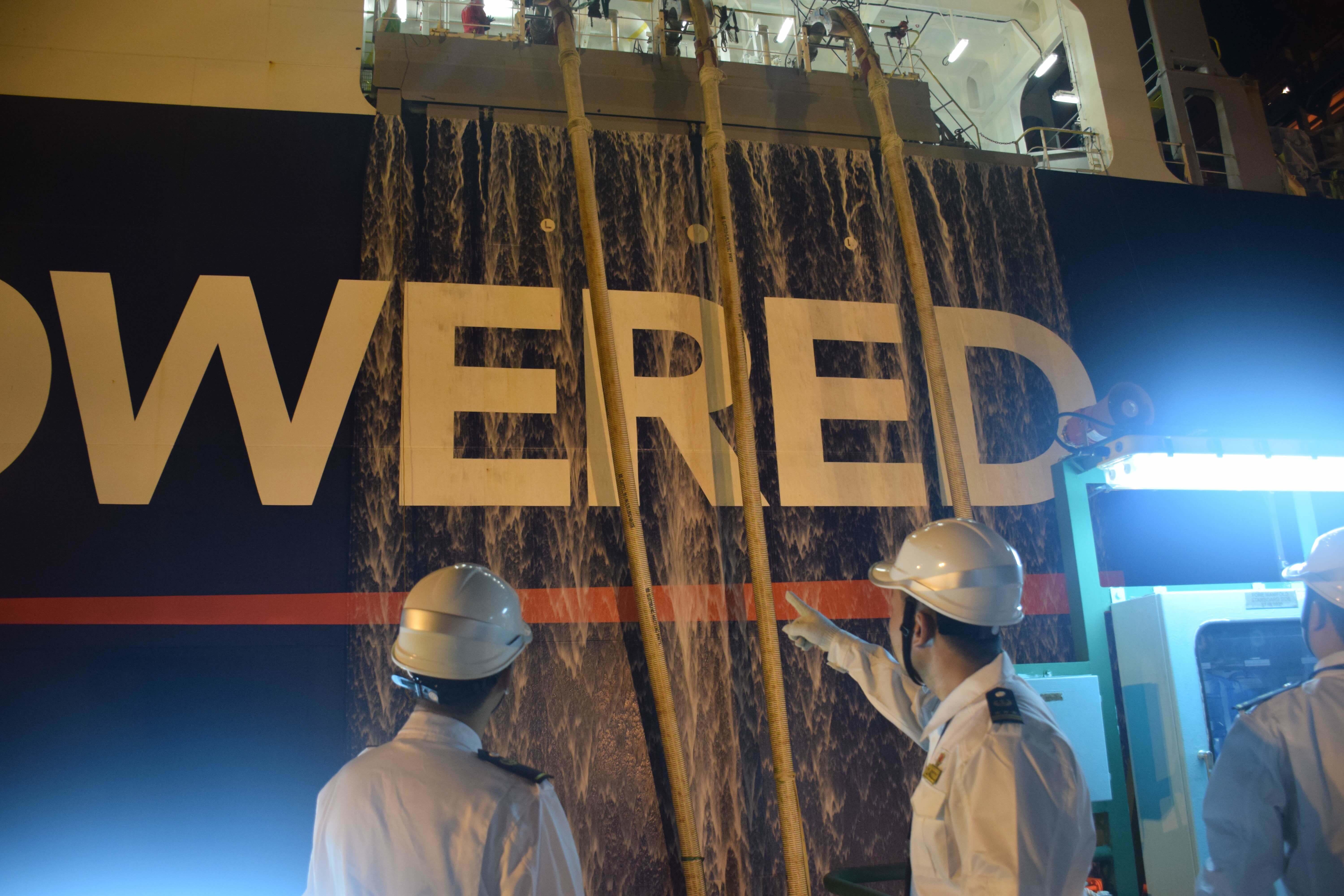 海事部门保障深圳西部港区成功完成首次船对船LNG船用燃料试点加注作业 护航绿色航运新突破