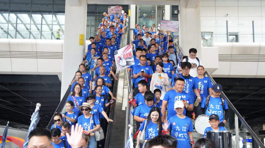 球迷旅客在庐山站乘坐电梯到站台乘车。（代建力 摄）