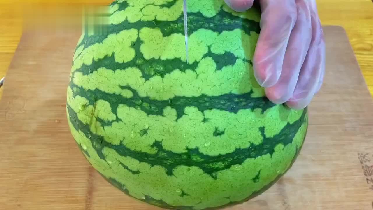 很火的西瓜皮吃法，往锅里一扔，连着7天也不腻，下饭太香了