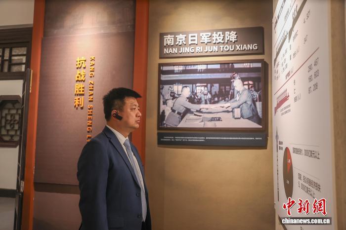 8月6日，江西庐山，台湾黄埔军校同学后代联谊会会长丘智贤在庐山抗战博物馆参观。中新社记者 刘力鑫 摄