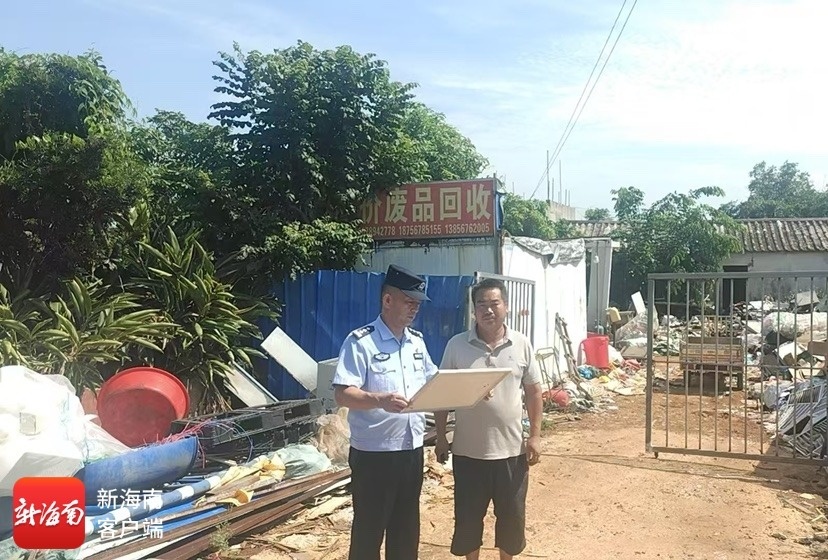 民警正在排查铁路沿线安全。铁警供图