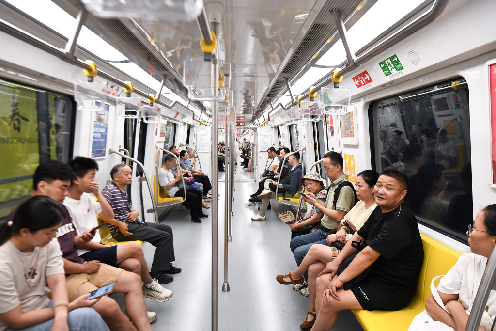 2025年8月6日，南京，市民乘坐地铁5号线出行。视觉中国 图