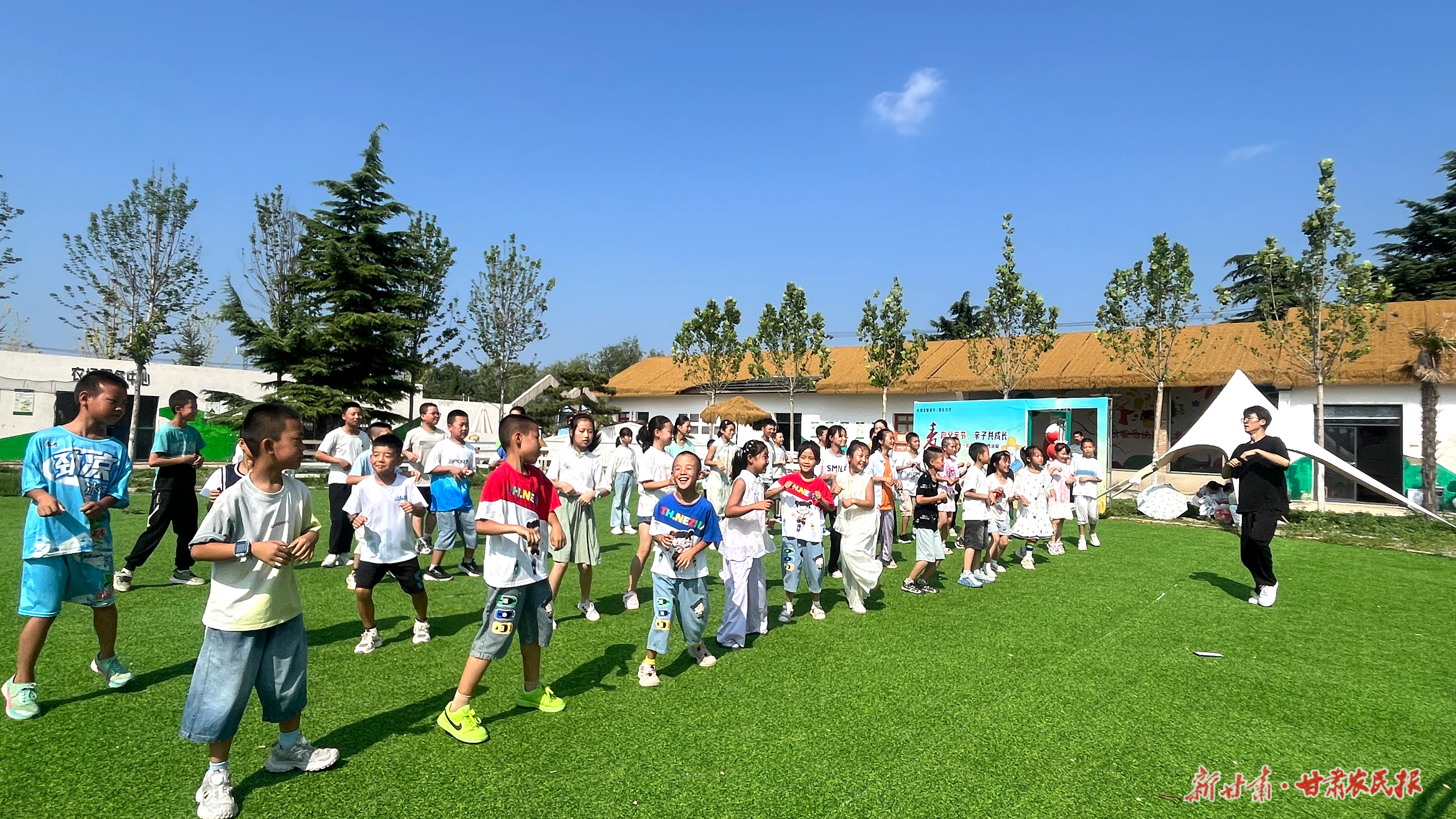 孩子们与专业老师一起做游戏互动