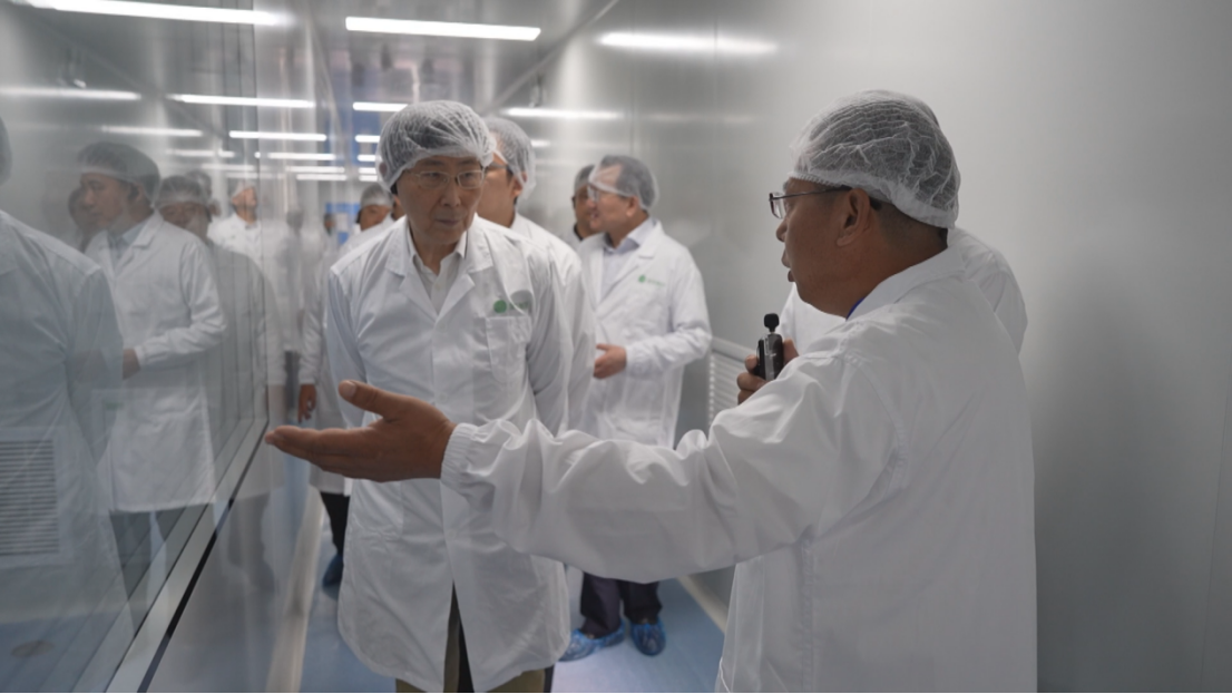 （院士工作站专家们在黑龙江全乐制药有限公司车间进行参观）