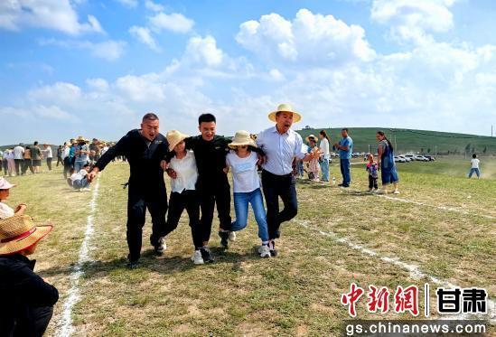 图为五人六足赛 杨蕊 摄