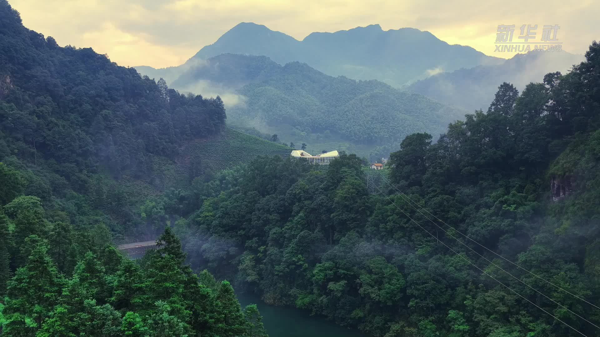 安徽池州：晚霞染天际 云雾漫翠微