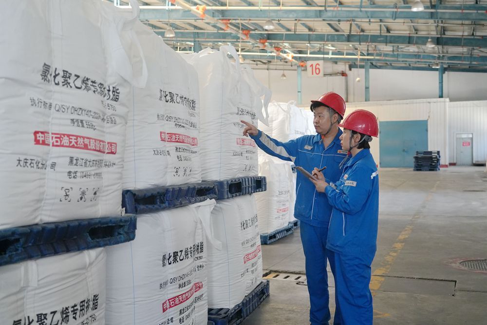 员工对聚乙烯树脂新产品进行入库验收（史艳红 摄）
