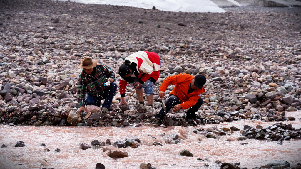 8月1日，科考队员用石头搭出小路过河。新华社记者 邱婧熠 摄