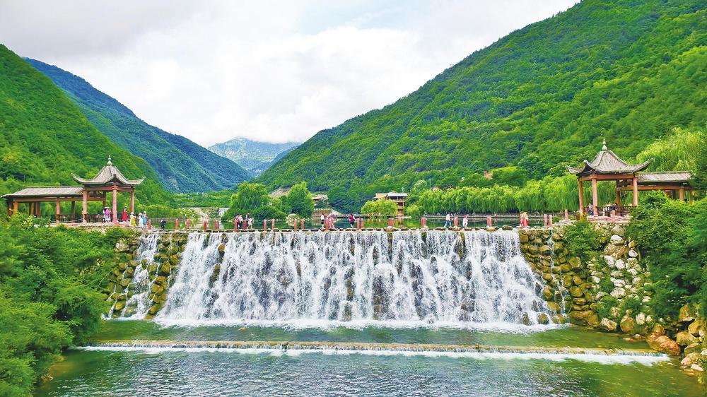 宕昌官鹅沟大景区凭借独特的自然风光与丰富的民俗文化跻身热门旅游打卡地