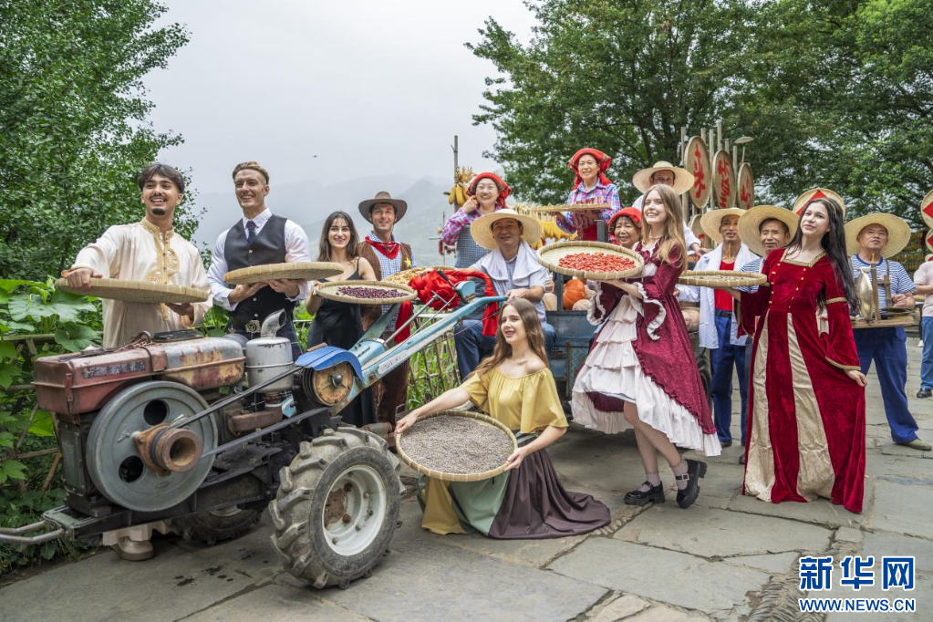 “国际晒秋队”亮相篁岭古村。新华网发