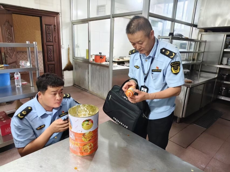 华亭上演"月光下的突击"　150余家店铺摊位迎"体检"