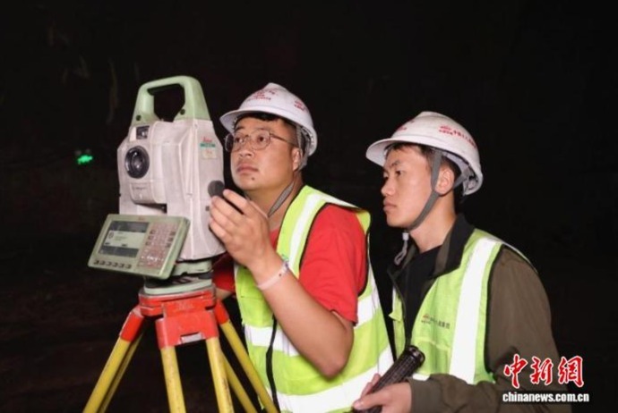 图为建设者在韩家坪隧道内工作。李庆华 摄