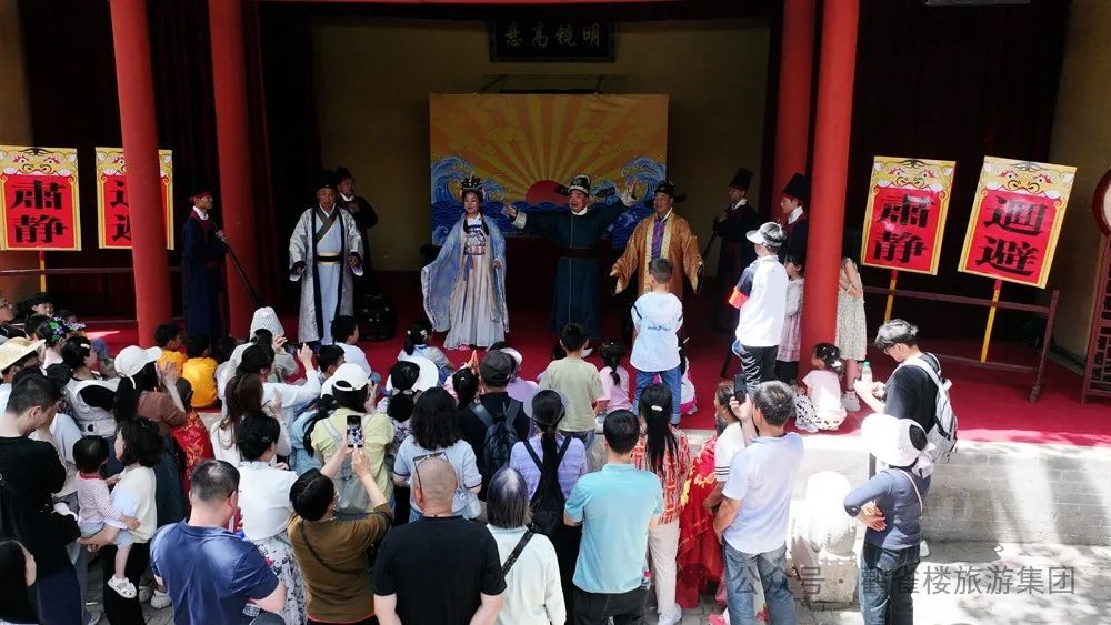 游客在普救寺观看演出 图源：鹳雀楼旅游集团