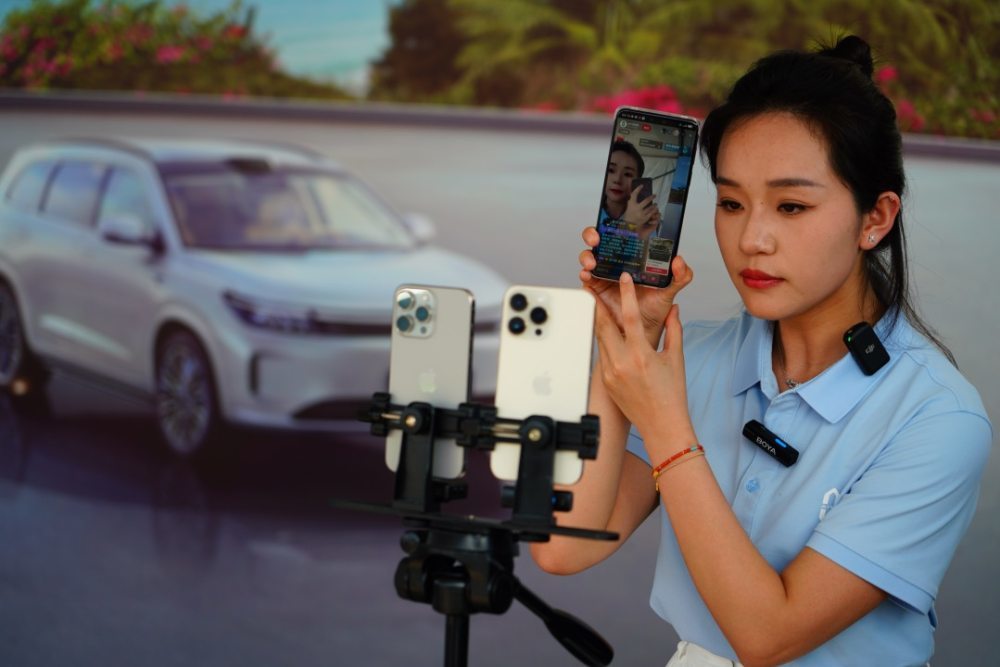 两江新区汽车直播狂欢节上，问界汽车体验顾问正在进行线上直播。受访单位供图