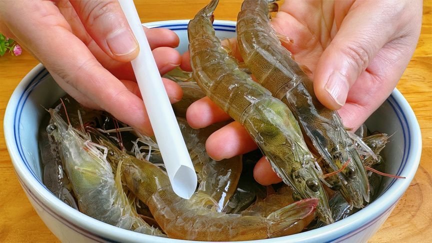 原来去虾线这么简单，1根吸管就搞定，3秒一个，又快又干净