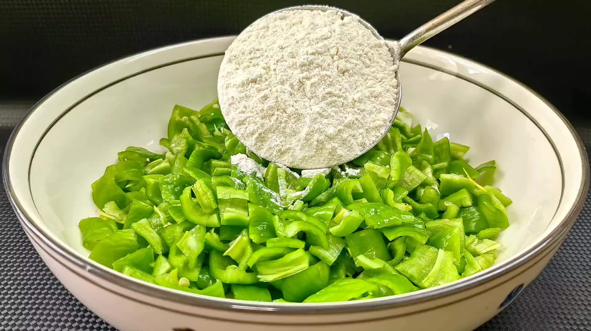万万没想到，辣椒加面粉简单拌一拌是这么好吃，干香入味，超下饭