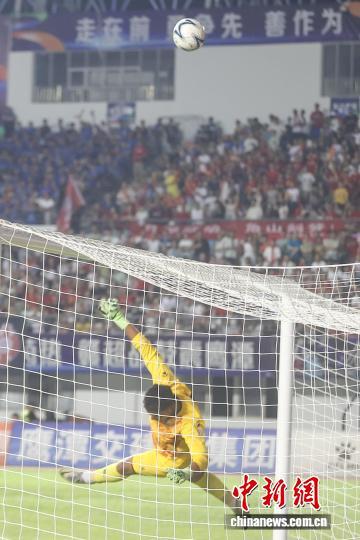 8月2日，江西鹰潭，鹰潭队门将(黄衣)跳起扑出射门。中新社记者 刘力鑫 摄