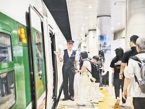 7月27日，C29次列车停靠在北京西站，旅客们正在有序上车。 李继清摄