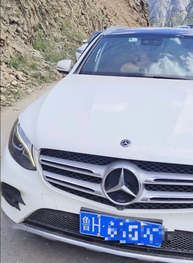 涉事白色奔驰车（视频截图）