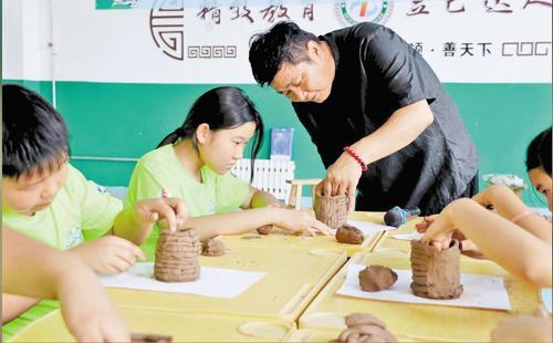 7月17日，临西县第一小学卫罗菴分校30名学生参加以“运河珍珠链 非遗我体验”为主题的非遗文化之旅。图为学生体验贡砖的制作。 受访者供图