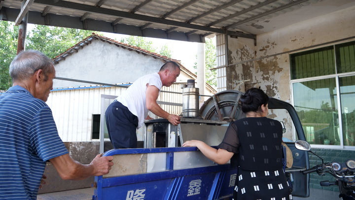 6月30日,唐光华的家人们正在清点、搬运老房中的家具。