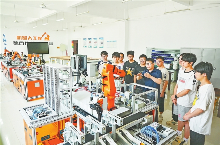 5月26日,在江西水利电力大学工程训练中心,廖高华博士指导学生开展机器人技术综合实训。