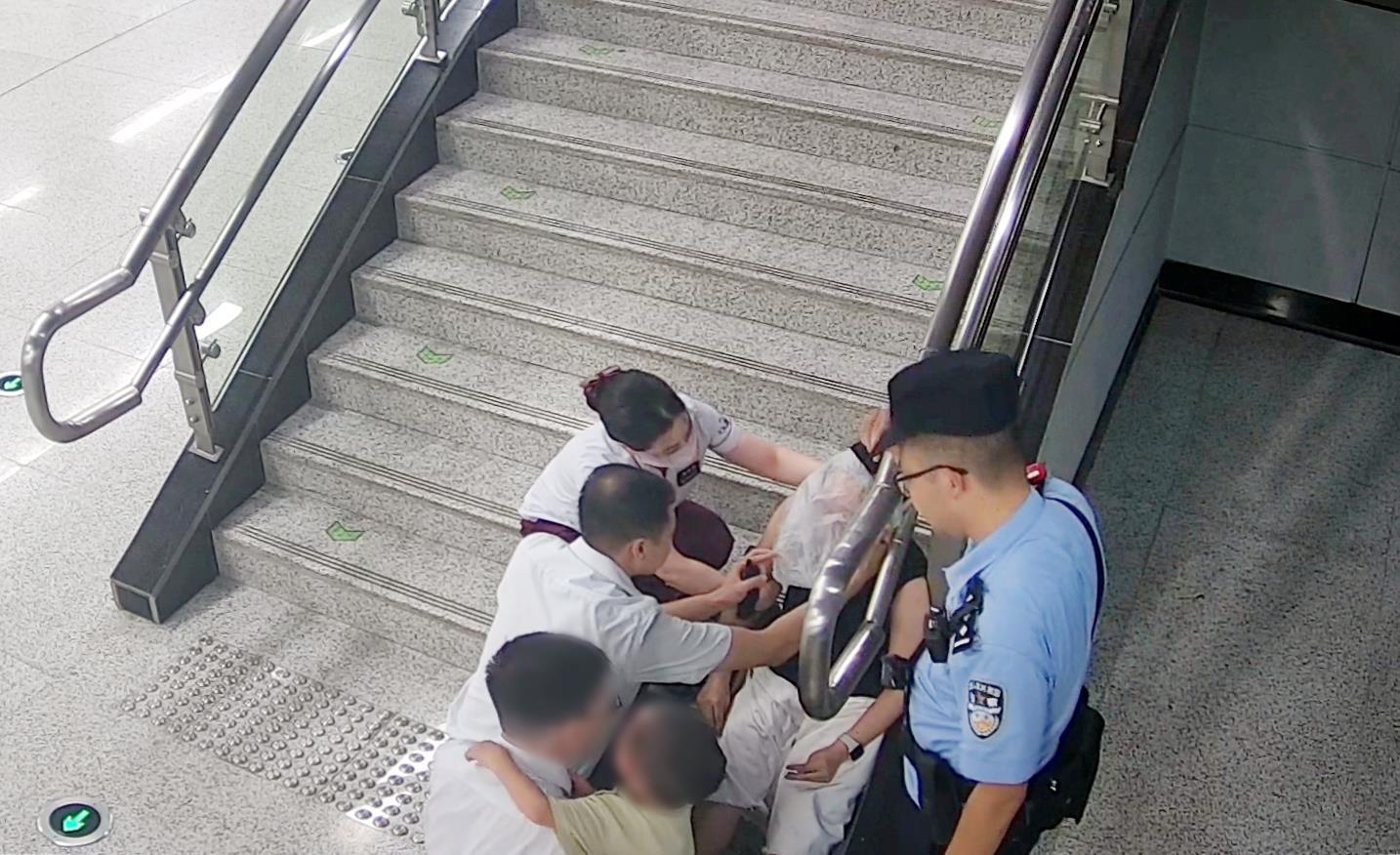 刘刚龙用塑料袋罩住乘客口鼻助其回吸二氧化碳.jpg
