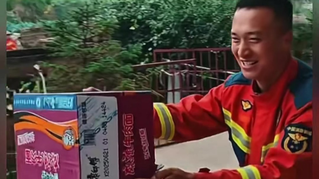 聚焦榆中山洪灾害丨群众为消防员送上暖心包菜