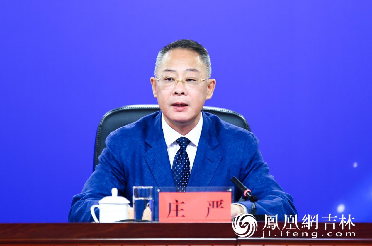 长影集团董事长庄严介绍长影创作情况。
