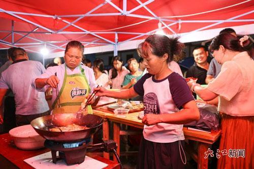 夜市美食摊位前游人众多