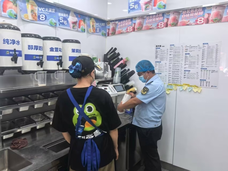 华亭上演"月光下的突击"　150余家店铺摊位迎"体检"