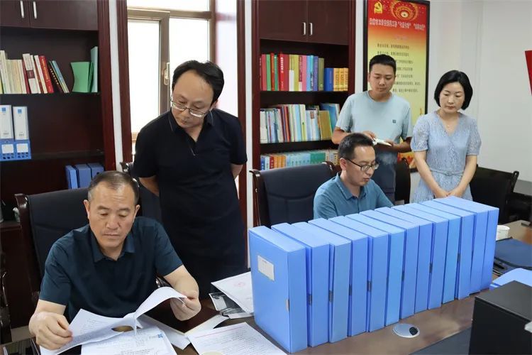 派驻省卫生健康委纪检监察组工作人员在陇南市卫生健康委监督检查专项整治开展情况 (顾卫国 摄)