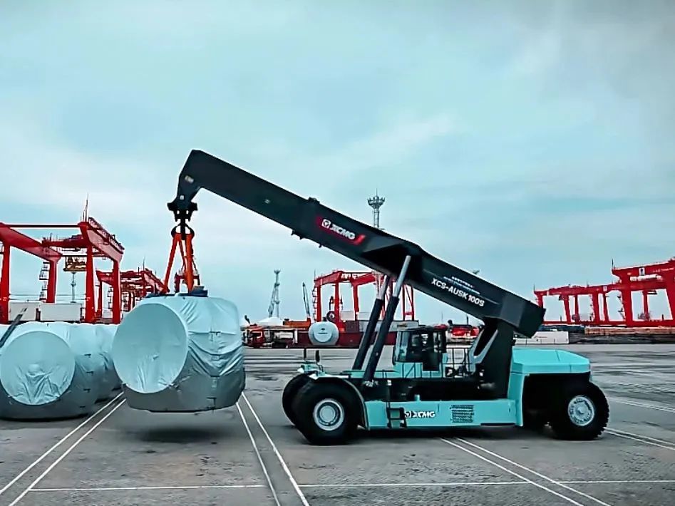 百吨级“擎天柱”！亚洲最大风电正面吊投用