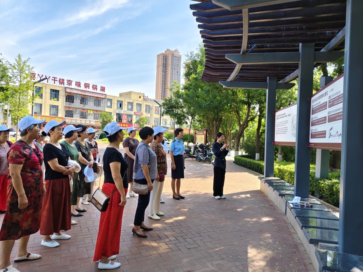 参观生态文化主题广场